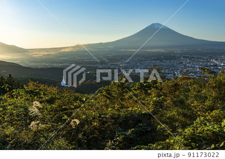 富士山と御殿場市の夕景 静岡県御殿場箱根線にて 富士山と御殿場市の夕景 静岡県御殿場箱根線にて 91173022