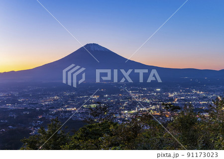 富士山と御殿場市の夕景 静岡県御殿場箱根線にて 富士山と御殿場市の夕景 静岡県御殿場箱根線にて 91173023