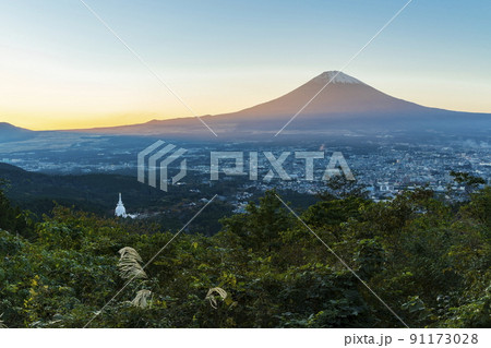 富士山と御殿場市の夕景 静岡県御殿場箱根線にて 富士山と御殿場市の夕景 静岡県御殿場箱根線にて 91173028