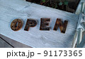 OPEN　白いチェアの上 91173365