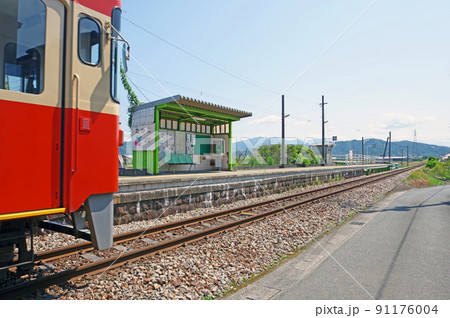 福岡県朝倉郡の甘木鉄道甘木線たかた駅と列車 91176004