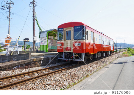 福岡県朝倉郡の甘木鉄道甘木線たかた駅に停車する列車 91176006
