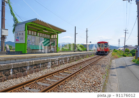 福岡県朝倉郡の甘木鉄道甘木線たかた駅と列車 91176012