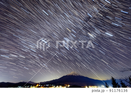 山中湖・石割山から見る富士山と冬の星空 山中湖・石割山から見る富士山と冬の星空 91176136