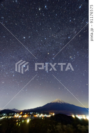 山中湖・石割山から見る富士山と冬の星空 91176575