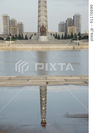 大同江の水面と水たまりに映る主体思想塔(北朝鮮・平壌) 大同江の水面と水たまりに映る主体思想塔(北朝鮮・平壌) 91176690