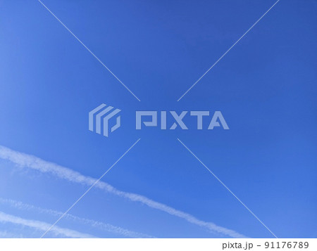 快晴と飛行機雲 91176789