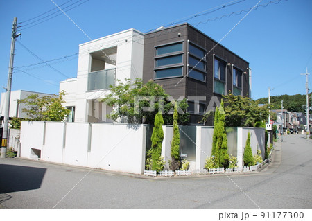 青空に映える角地にあるホワイト＆ブラウンのキューブ型のオシャレでスタイシッリュモダンな美しい邸宅 91177300