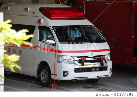 消防署で出動前待機中の高規格救急車 91177598