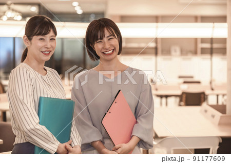 女性カジュアルビジネスイメージ 女性カジュアルビジネスイメージ 91177609