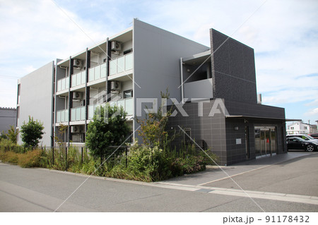 3階建てのオシャレで落ち着いた雰囲気の美しくスタイシッリュモダンな洗練されたキューブ型のマンション 91178432