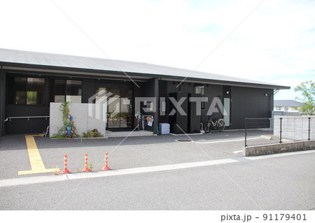 ストライプ柄の黒壁とコンクリートが美しいモダンでスタイリッシュでオシャレでカッコイイグループホーム ストライプ柄の黒壁とコンクリートが美しいモダンでスタイリッシュでオシャレでカッコイイグループホーム 91179401