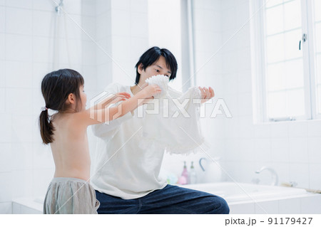パパと一緒にお着替えをする小さな女の子 91179427