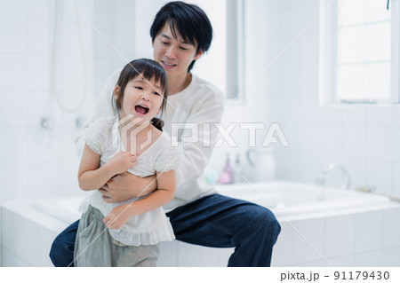 パパと一緒にお着替えをする小さな女の子 91179430