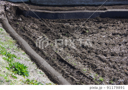 機械で作った畔　畔を作る機械で作った畔 91179891