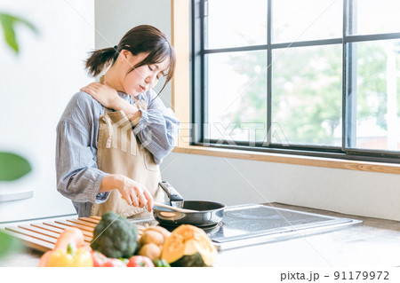 料理中に体調不良になる女性（肩） 91179972