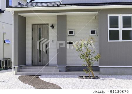 住宅外観　玄関アプローチ 91180376