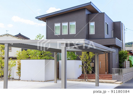 カーポートのある住宅外観と空 カーポートのある住宅外観と空 91180384