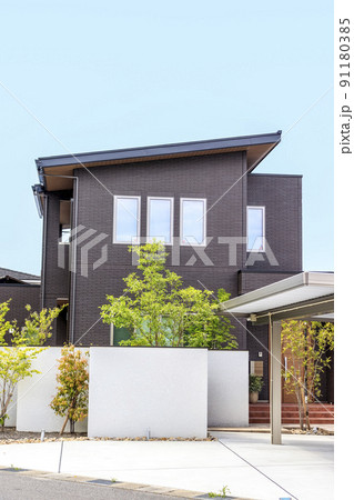 カーポートのある住宅外観と空 カーポートのある住宅外観と空 91180385