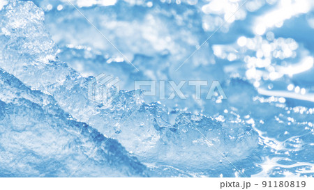 背景素材　涼イメージ　水面を漂う雪　テクスチャ 91180819