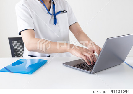 パソコン操作と医療データ検索、入力、オーダーをする医療従事者の手元 91181096