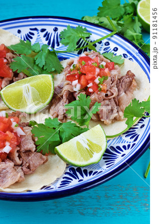メキシコ料理の美味しいタコス メキシコ料理の美味しいタコス 91181456