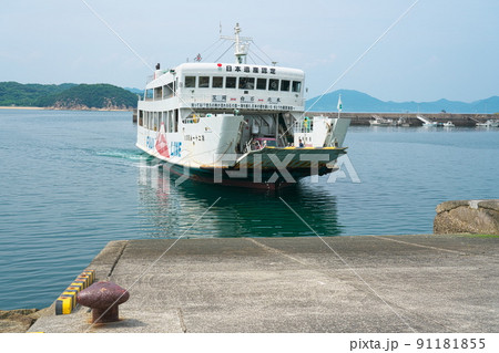 笠岡諸島最大の島・北木島　金風呂港に入港する金風呂丸フェリー4　岡山県笠岡市 91181855