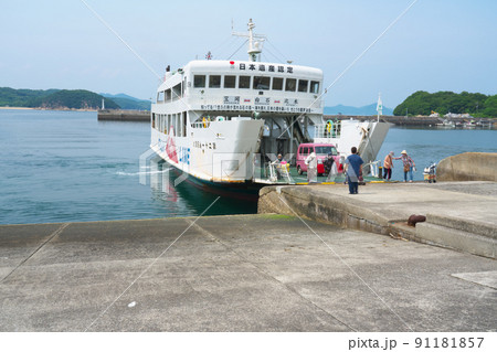 笠岡諸島最大の島・北木島　金風呂港に入港した金風呂丸フェリー2　岡山県笠岡市 91181857