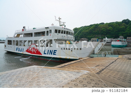 伏越港に停泊中の本土と白石島と北木島を結ぶ金風呂丸フェリー3　岡山県笠岡市 91182184
