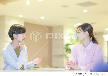 気掛かりなことを話すビジネスウーマン1 91182377