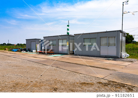 工事現場の事務所のプレハブ小屋と青空 91182651