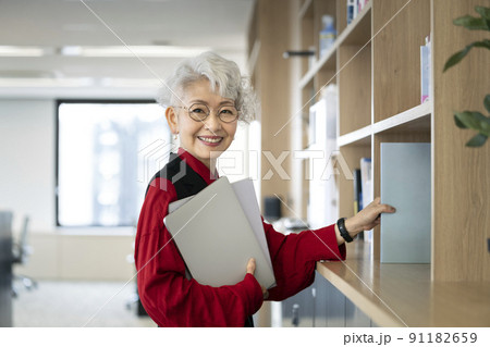 シニアのビジネスウーマン 91182659