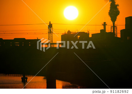 夕暮れ　鉄橋　電車　阪神　川　尼崎市　シルエット 91182692