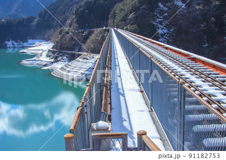 まだ雪の残る3月の奥大井湖上駅の風景 まだ雪の残る3月の奥大井湖上駅の風景 91182753