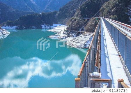 まだ雪の残る3月の奥大井湖上駅の風景 まだ雪の残る3月の奥大井湖上駅の風景 91182754