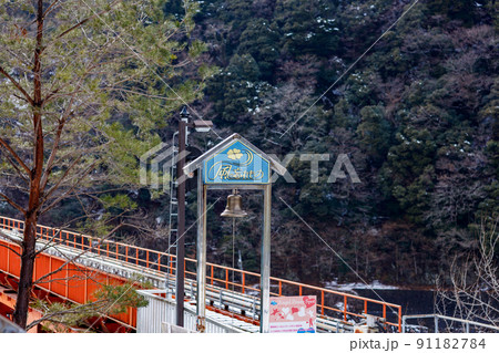 まだ雪の残る3月の奥大井湖上駅の風景 まだ雪の残る3月の奥大井湖上駅の風景 91182784