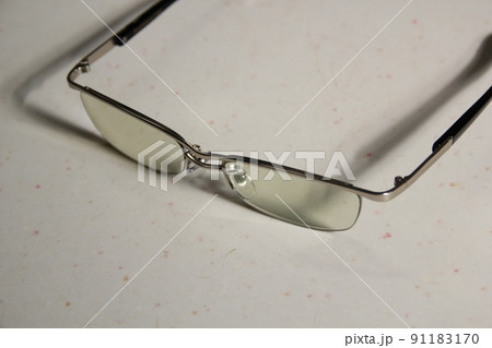 色付きメガネのオシャレなデザインのサングラス 91183170