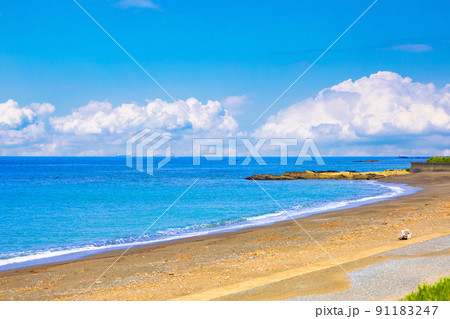 快晴の海と砂浜。元名海岸・元名海水浴場のビーチと岩場を斜めから（千葉県鋸南町） 91183247