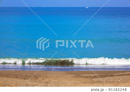 快晴の海と砂浜。元名海岸・元名海水浴場のビーチを正面から（千葉県鋸南町） 91183248