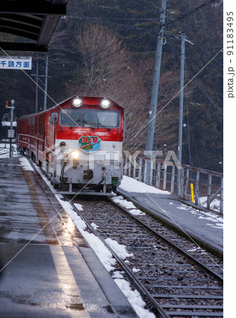 井川線の接岨峡温泉駅にて、急に振り出した雪の風景 91183495