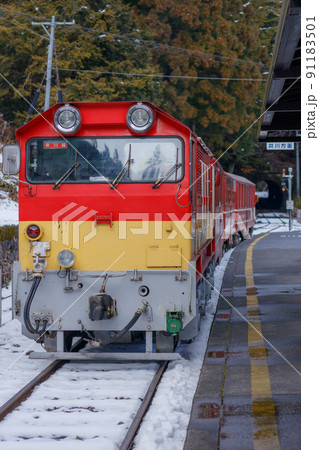 井川線の接岨峡温泉駅にて、急に振り出した雪の風景 井川線の接岨峡温泉駅にて、急に振り出した雪の風景 91183501