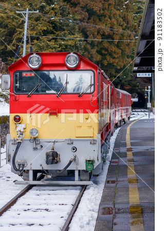 井川線の接岨峡温泉駅にて、急に振り出した雪の風景 井川線の接岨峡温泉駅にて、急に振り出した雪の風景 91183502