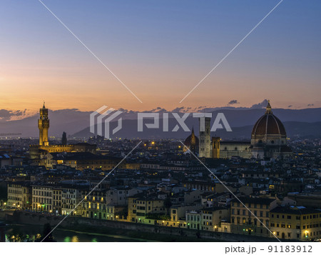 イタリア・フィレンツェ ミケランジェロ広場からの眺望・夕景 イタリア・フィレンツェ ミケランジェロ広場からの眺望・夕景 91183912