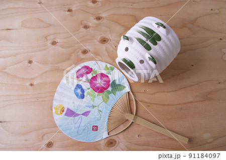 蚊取り線香と豚の置物 91184097