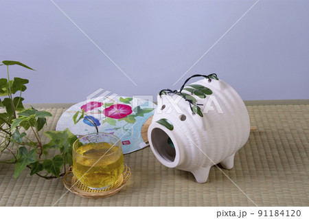 蚊取り線香と豚の置物 91184120