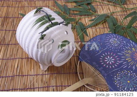 蚊取り線香と豚の置物 91184125