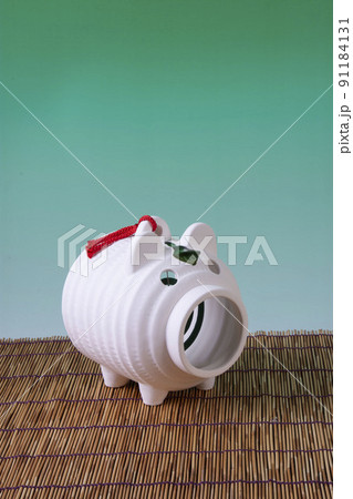 蚊取り線香と豚の置物 91184131