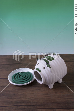 蚊取り線香と豚の置物 91184144