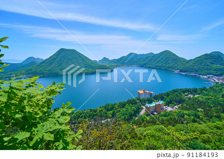 群馬県 榛名湖西側にある硯岩(すずりいわ)からの眺望(榛名富士,榛名湖,天目山など) 91184193