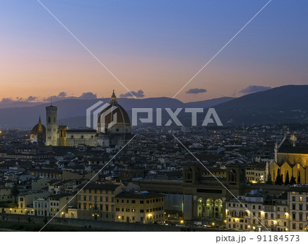 イタリア・フィレンツェ 『サンタ・マリア・デル・フィオーレ大聖堂』 夕景 イタリア・フィレンツェ 『サンタ・マリア・デル・フィオーレ大聖堂』 夕景 91184573